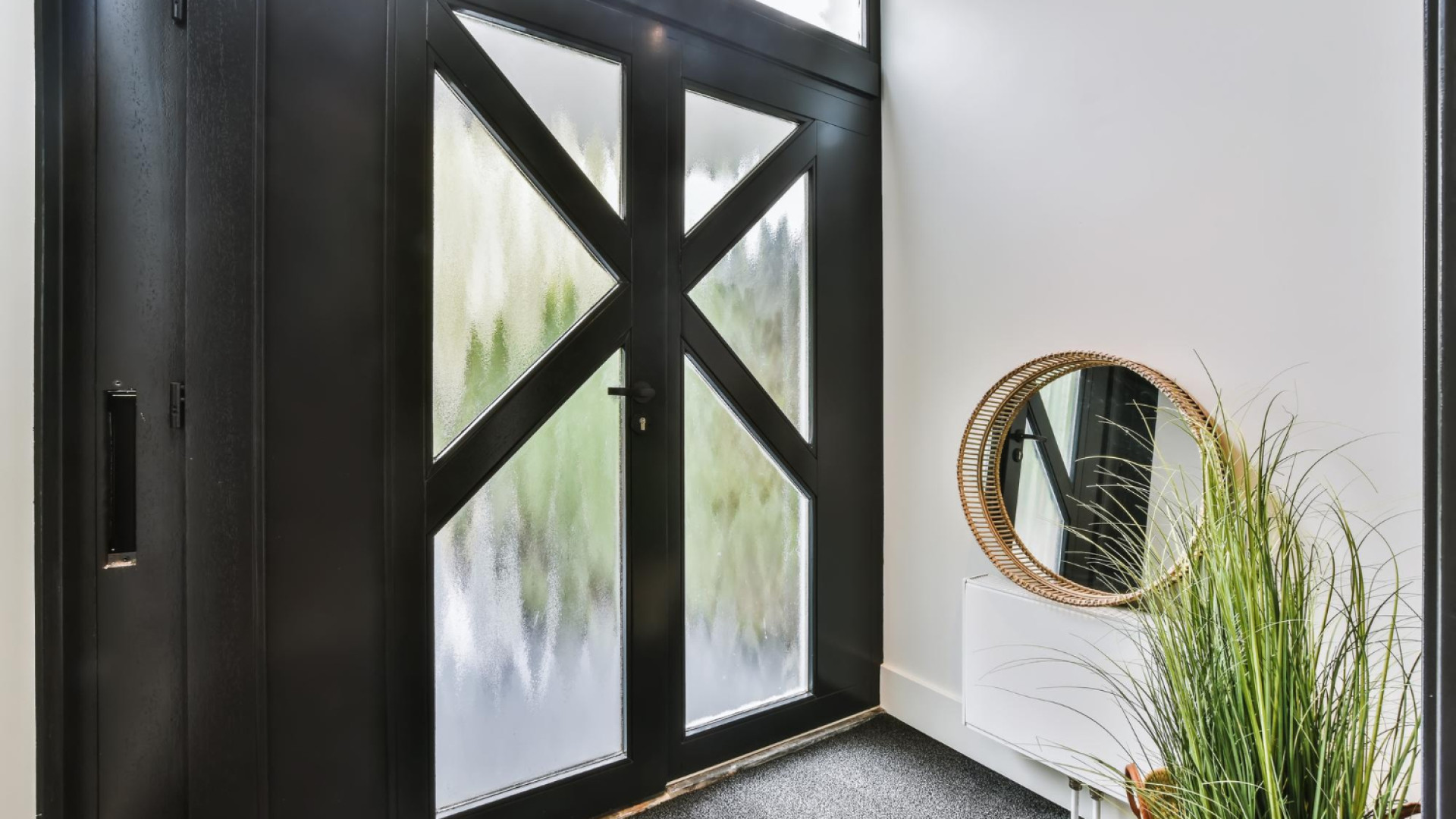 Porte d’entrée en aluminium vitrée : lumière, sécurité et confort pour un habitat moderne